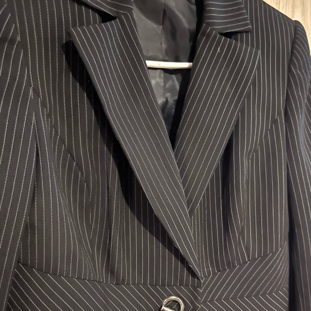 Liz Claiborne Two Piece Black Pantsuit with Notched Lapel - Picture 2 of 7
